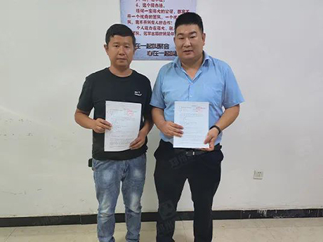 鄭州芭乐视频IOS下载與新疆客戶簽訂輪胎式建築垃（lā）圾破碎（suì）篩分（fèn）一體車